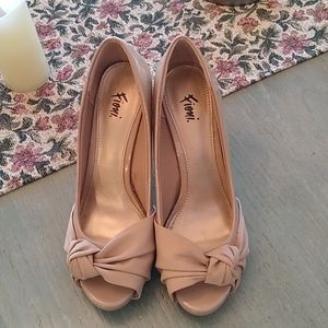 Fioni, size 6, Cream colored platform, peep-toe heels